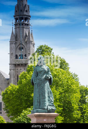 Statue of Queen Victoria at Queens Cross in the  city of Aberdeen in Scotland, UK, Stock Photo