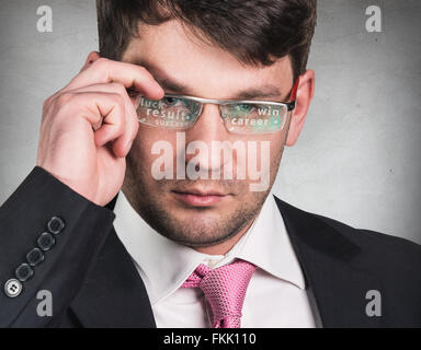 Uomo con occhiali futuristici Foto stock - Alamy