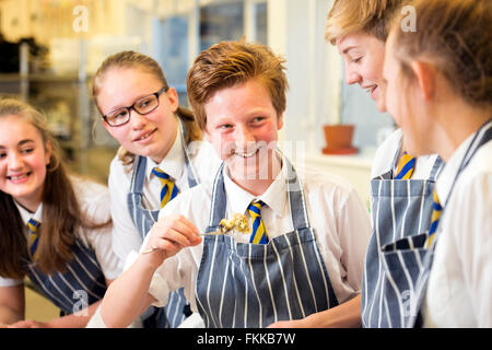 A Year 9 Food Technology class at a secondary school UK Stock Photo