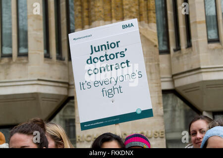 Westminster London, UK. 9th March 2016.  Junior Doctors with placards and signs outside The Department of Health staged a 48 hour walkout in a dispute against government NHS contracts.  Credit:  amer ghazzal/Alamy Live News Stock Photo