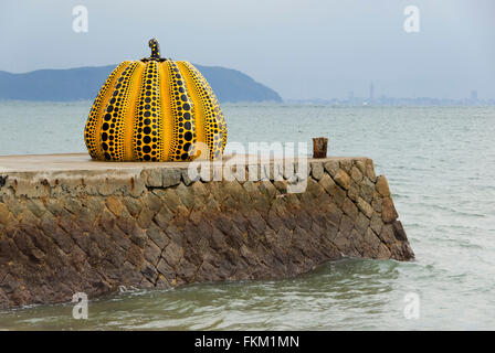 'Pumpkin' sculpture by Yayoi Kusama on Naoshima Island in Japan Stock Photo