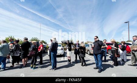 Simi Valley, California, USA. 09th Mar, 2016. People line up to board buses to the Ronald Reagan Presidential Library to pay their respects to former First Lady, Nancy Reagan, as she lies in repose. Mrs. Reagan died on March 6 of congestive heart failure at her home in Bel Air, California. She will be buried next to her husband, President Ronald Wilson Reagan, in a private ceremony at the Reagan Library on March 11. Credit:  Brian Cahn/ZUMA Wire/Alamy Live News Stock Photo