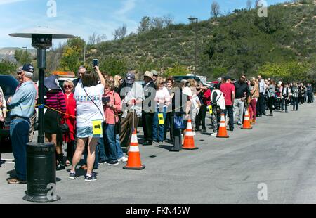 Simi Valley, California, USA. 09th Mar, 2016. People line up to board buses to the Ronald Reagan Presidential Library to pay their respects to former First Lady, Nancy Reagan, as she lies in repose. Mrs. Reagan died on March 6 of congestive heart failure at her home in Bel Air, California. She will be buried next to her husband, President Ronald Wilson Reagan, in a private ceremony at the Reagan Library on March 11. Credit:  Brian Cahn/ZUMA Wire/Alamy Live News Stock Photo