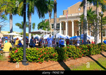People at the Punta Gorda farmers market on a sunny January Saturday in Florida Stock Photo