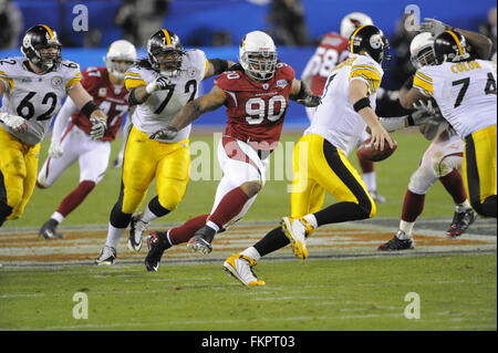 Arizona Cardinals defensive tackle Darnell Dockett waves a towel at fans as  he leaves the field after the Cardinals clinched the NFC West championship  by defeating the St. Louis Rams in an