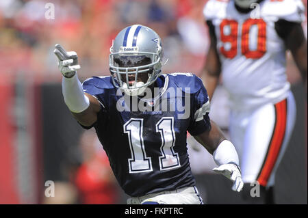 Dallas Cowboys' Roy Williams (11) and Tennessee Titans' Vince