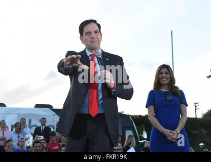 Miami, USA. 9th Mar, 2016. Republican presidential candidate Marco Rubio (L) speaks at a campaign rally in Miami, Florida, the United States, March 9, 2016. Credit:  Bao Dandan/Xinhua/Alamy Live News Stock Photo