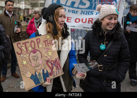 London, England. 10th Mar 2016. Leafleting the public on the picket line at St.Thomas’ Hospital, London during the 3rd strike by Junior Doctors. David Rowe/Alamy Live News Stock Photo