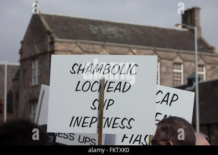 Edinburgh, UK. 10h March. Members of the Scottish agriculture and supporters (NFUS Scotland) are gathering outside of the Scottish Parliament on 10th March 2016. They are asking to MSP for some funding which has been delivered to Scottish farmers.  Pako Mera/alamy live news Stock Photo