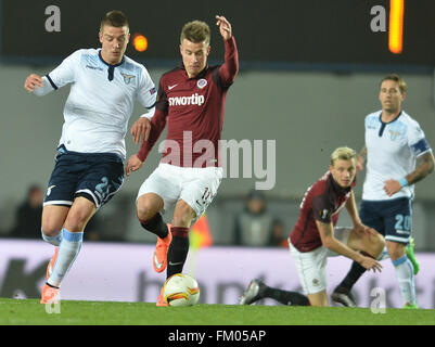 Prague, Czech Republic. 10th Mar, 2016. Sergej Milinkovic-Savic of Lazio, left, and Lukas Marecek of Sparta fight for the ball during the European Football League group of sixteen opening match AC Sparta Praha vs Lazio Roma, in Prague, Czech Republic, on Thursday, March 10, 2016. © Katerina Sulova/CTK Photo/Alamy Live News Stock Photo