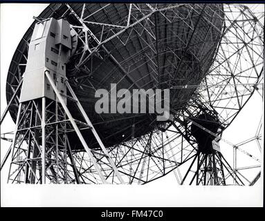 1975 - Britain Leads in Radio Astronomy: The ears that scan the Universe for radio emissions from distant and qusars are Britain's famous telescopes at Jodrell Bank near Macclesfield, Cheshire, whose vigilance picks up the faintest sound waves. Every nation in the world is indebted to Jodrell Bank station is Britain's top spaceman, Professor Sir Bernard Lovell. A view beneath the bowl of the vast radio telescope Mark I. © Keystone Pictures USA/ZUMAPRESS.com/Alamy Live News Stock Photo