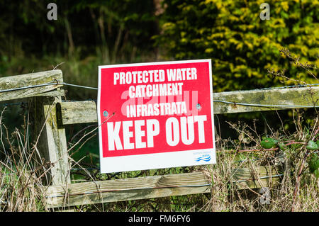 Sign erected by protesters warning Infrastrata to keep out of public land and protected water catchment area. Stock Photo