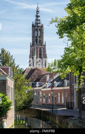 Langegracht canal and church Tower Of Our Lady (Onze-Lieve-Vrouwe-Toren) also called Long John (Lange Jan) in Amersfoort Stock Photo