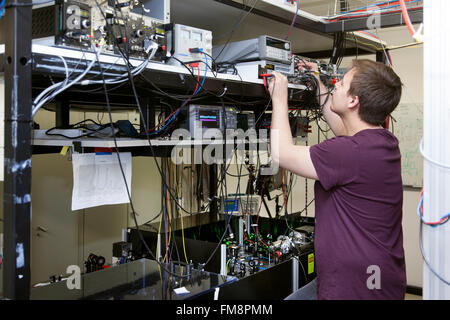 Experimental setup in a laser laboratory at the Institute for Experimental Physics in Dusseldorf, Germany Stock Photo
