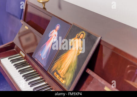 the two icons of the Merciful Jesus on a piano as if they were musical scores: the Italian sentence on the bottoms means Jesus, I Trust in you Stock Photo