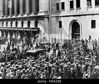 Wall Street Crash. Crowd of people gather outside the New York Stock Exchange following the Crash of 1929, which led to the Great Depression. Stock Photo