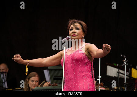 Dame Shirley Bassey performing on the Pyramid stage at the Glastonbury festival  2007, Somerset, England, United Kingdom. Stock Photo