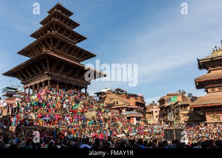 Nepal, Bagmati zone, Bhaktapur, listed as World Heritage by UNESCO, Bisket Jatra Newari 2072 new year, crowd on Nyatapola temple Stock Photo