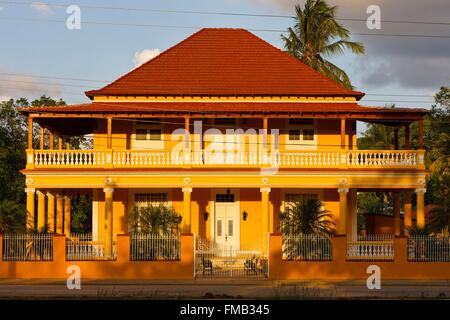 Cuba, Ciego de Avila, Morón, House columns lit by the last rays of the sun Stock Photo