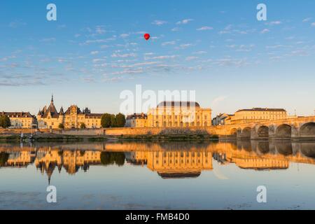 France, Maine-et-Loire (49), Vallée de la Loire classée au Patrimoine Mondial de l'UNESCO, Saumur, le centre ville, vue depuis Stock Photo