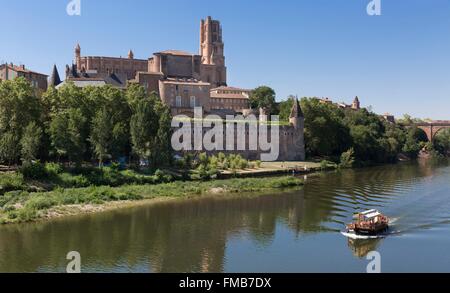 France, Tarn, Albi, the episcopal city, listed as World Heritage by UNES UNESCO, Sainte Cecile cathedral, a boat on the Tarn Stock Photo