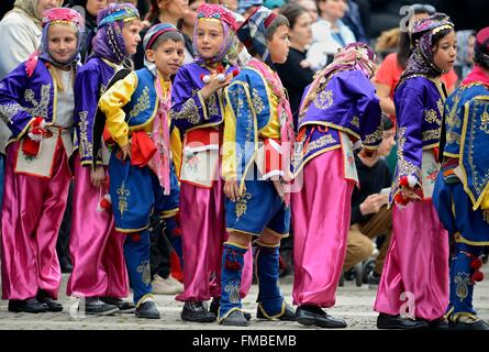 Turkey, Marmara region, Bandirma, kids during a traditional show on the occasion of the Turkish national day Stock Photo