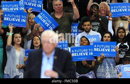Tampa, Florida, USA. 10th Mar, 2016. Democratic presidential candidate U.S. Sen. Bernie Sanders of Vermont speaks to a crowd of 9,000 people at the Florida State Fairgrounds Expo Hall in Tampa, Florida on March 10, 2016. Credit:  Paul Hennessy/Alamy Live News Stock Photo