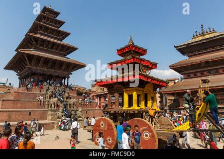 Nepal, Bagmati zone, Bhaktapur, listed as World Heritage by UNESCO, Bisket Jatra Newari 2072 new year, Bhairab cart preparation Stock Photo