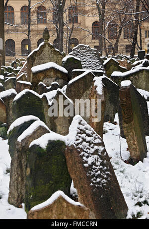 The old Jewish cemetery in Josefov (the 'jewish quarter'), Stare Mesto (Old Town), Prague, Czech Republic. Stock Photo