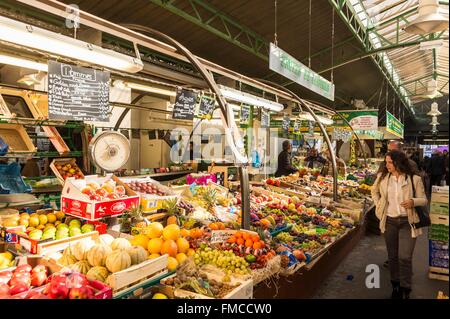 France, Paris, Marais District, Marche des Enfants Rouges, vegetable and fruit market Stock Photo