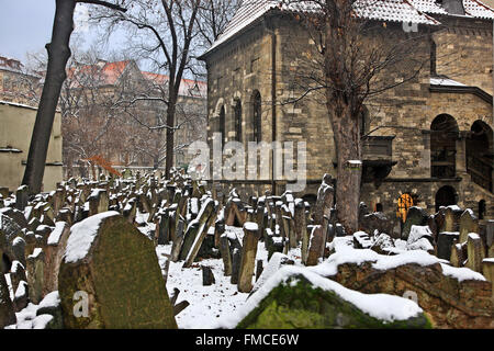 The old Jewish cemetery in Josefov (the 'jewish quarter'), Stare Mesto (Old Town), Prague, Czech Republic. Stock Photo