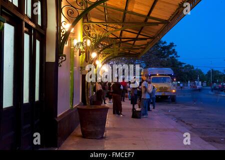 Cuba, Ciego de Avila, Morón, Passengers waiting a collective taxi Stock Photo