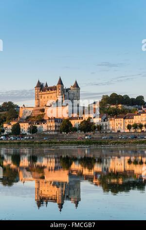 France, Maine-et-Loire (49), Vallée de la Loire classée au Patrimoine Mondial de l'UNESCO, Saumur, le centre ville, vue depuis Stock Photo