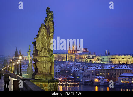 Prague castle and Saint Vitus cathedral as seen from Charles bridge,  Prague, Czech Republic Stock Photo