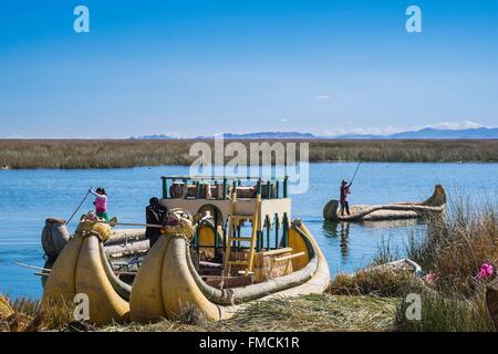 Peru, Puno Province, Titicaca lake, descendants of the indians Uros live on totora floatting islands, mainly from the tourism, Stock Photo