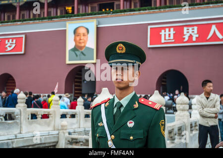 A Chinese soldier stands guard in front of the Gate of Heavenly Peace Stock Photo
