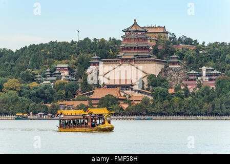A dragon boat traveling on the Kunming Lake, Beijing, China. Summer Palace in the center. Stock Photo