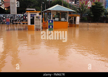 Jakarta, Indonesia. 12th Mar, 2016. Pesanggrahan River water that crosses Cipulir overflowed and flooded the parking lot of ITC, South Jakarta, Indonesia. Flooding from overflowing Ciliwung river made thousands of homes flooded. Based on data from Operations Control Center (Pusdalops) Regional Disaster Management Agency (BPBD) of Jakarta, as many as 12,134 lives, 3,366 families were flooded. Credit:  Sutrisno Jambul/Pacific Press/Alamy Live News Stock Photo