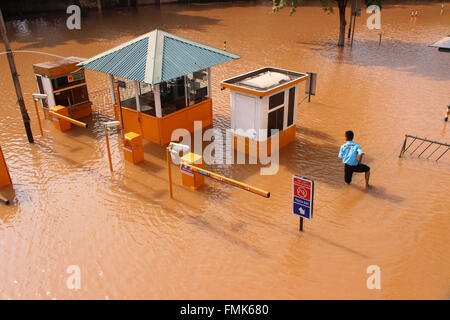 Jakarta, Indonesia. 12th Mar, 2016. Pesanggrahan River water that crosses Cipulir overflowed and flooded the parking lot of ITC, South Jakarta, Indonesia. Flooding from overflowing Ciliwung river made thousands of homes flooded. Based on data from Operations Control Center (Pusdalops) Regional Disaster Management Agency (BPBD) of Jakarta, as many as 12,134 lives, 3,366 families were flooded. Credit:  Sutrisno Jambul/Pacific Press/Alamy Live News Stock Photo