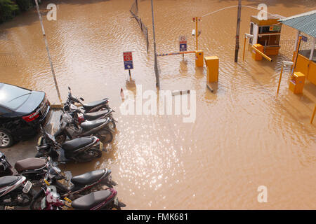 Jakarta, Indonesia. 12th Mar, 2016. Pesanggrahan River water that crosses Cipulir overflowed and flooded the parking lot of ITC, South Jakarta, Indonesia. Flooding from overflowing Ciliwung river made thousands of homes flooded. Based on data from Operations Control Center (Pusdalops) Regional Disaster Management Agency (BPBD) of Jakarta, as many as 12,134 lives, 3,366 families were flooded. Credit:  Sutrisno Jambul/Pacific Press/Alamy Live News Stock Photo