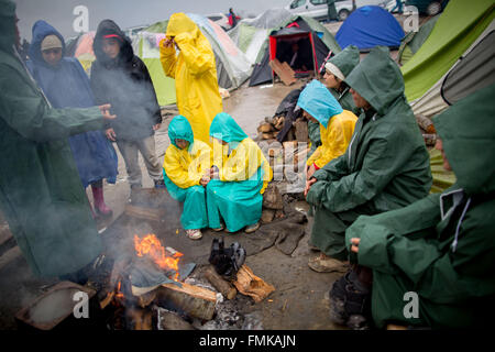 Idomeni, Greece, 12th Mar, 2016. Refugees in the refugee camp at the border between Greece and Macedonia, Idomeni, Greece, 11 March 2016. Since the border was closed down, 12,500 refugees live in the camp. Photo: Kay Nietfeld/dpa Credit:  dpa picture alliance/Alamy Live News Stock Photo