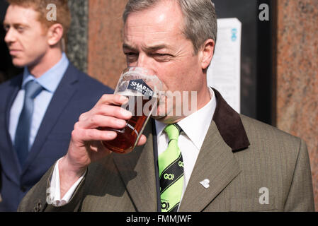 Romford, Essex, 12th March 2016, Nigel Farage MEP, Leader of UKIP campainging in Romford, Essex on market day, with Andrew Rosindell MP in support of the UK withdrawal from the European Union. Credit:  Ian Davidson/Alamy Live News Stock Photo