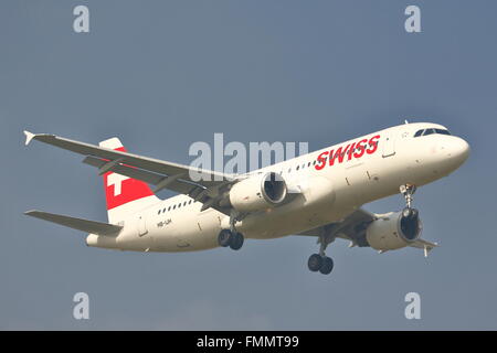 Swiss International Airlines Airbus A320-214 HB-IJH landing at Heathrow Stock Photo