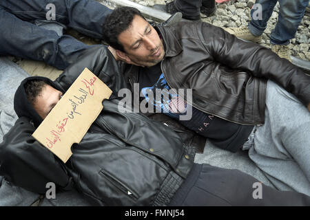 Idonemi, Greece. 12th Mar, 2016. Greece/Macedonia border Idomeni/Gevgelija march 12, 2016.thousands of migrants are stuck at the closed border between Greece and Macedonia 10,000 people are now on the border, in desperate conditions © Danilo Balducci/ZUMA Wire/Alamy Live News Stock Photo