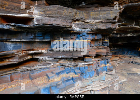 Veins of Blue Asbestos (Crocidolite), Circular Pool, Dales Gorge, Karijini, Pilbara, Western Australia, WA, Australia Stock Photo