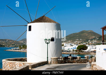 Griechenland, Kykladen, Paros, Parikia, Alexandros Cafe in der Windmühle am alten Kaiki-Hafen Stock Photo