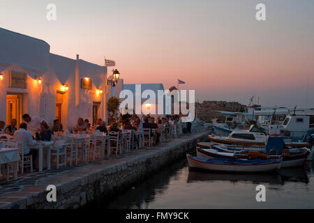 Griechenland, Kykladen, Paros, Naoussa, Taverne am Hafen Stock Photo ...