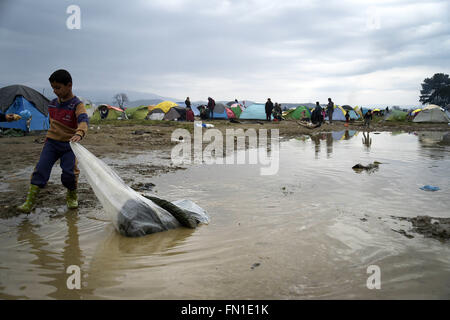 Idonemi, Greece. 12th Mar, 2016. Greece/Macedonia border Idomeni/Gevgelija march 12, 2016.thousands of migrants are stuck at the closed border between Greece and Macedonia 10,000 people are now on the border, in desperate conditions © Danilo Balducci/ZUMA Wire/Alamy Live News Stock Photo