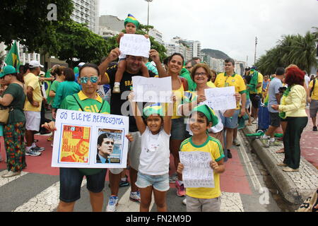 Rio de Janeiro, Brazil, 13 March 2016: Millions of Brazilians took to the streets to protest against the government of Dilma Rousseff and ask for her impeachment. In Rio de Janeiro the demonstrations took place on Copacabana Beach waterfront and drew thousands of people and sound cars. From the windows of the buildings many people also supported the motion calling for the out of Dilma Rousseff and the end of corruption in Brazil. Credit:  Luiz Souza/Alamy Live News Stock Photo