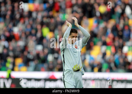 Udine, Italy. 13th Mar, 2016. Roma's goalkeeper Wojciech Szczesny greet fans at the end of the Italian Serie A football match between Udinese Calcio v AS Roma. Roma beats Udinese 2-1 in the Italian Serie A football match, goals for Roma by Dzeko and Florenzi, for Udinese by Fernandes at Dacia Arena in Udine. Credit:  Andrea Spinelli/Pacific Press/Alamy Live News Stock Photo